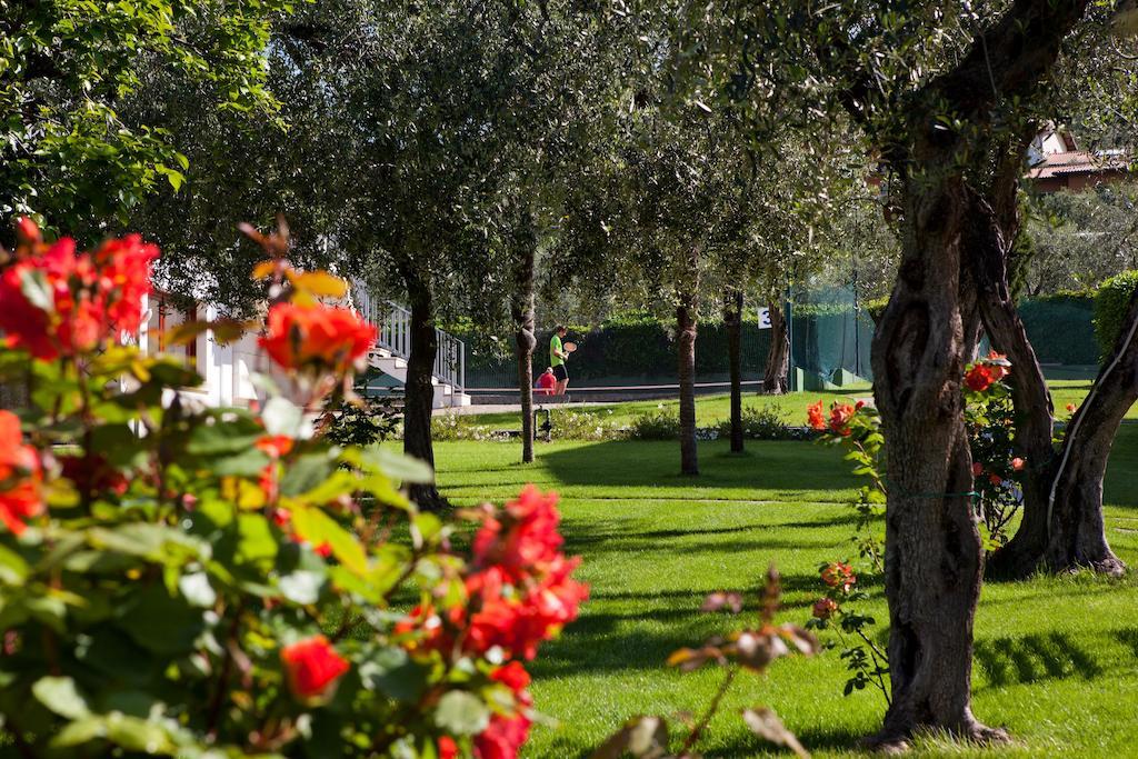Club Hotel Olivi - Tennis Center Мальчезине Экстерьер фото